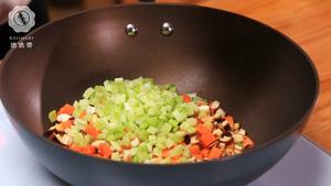 迷迭香：芹菜胡萝卜炒蘑菇丁的做法 步骤7