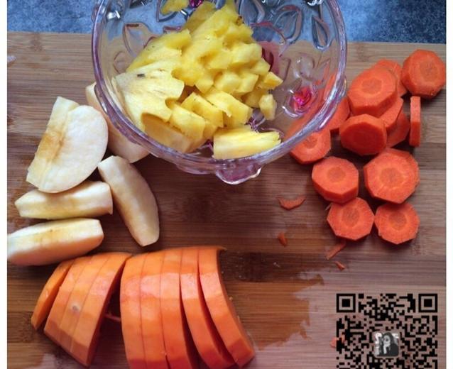 蔬果汁（木瓜、苹果、菠萝、胡萝卜）的做法