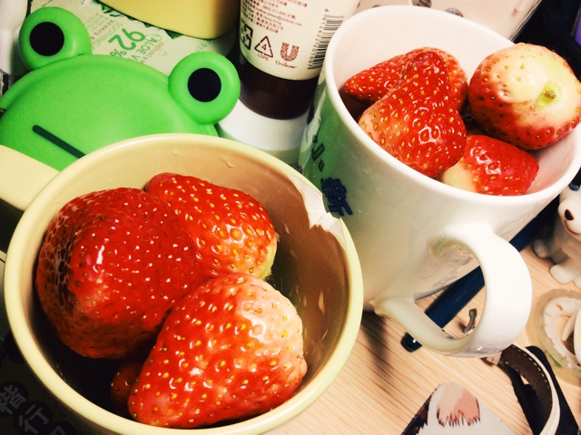 今冬第一颗草莓