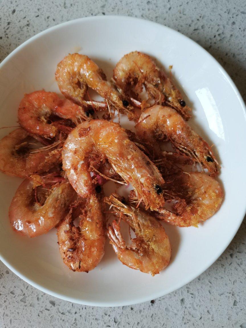 只需一个窍门、即可做出香酥可口脆的鲜炸小河虾、简单快捷、小朋友超爱