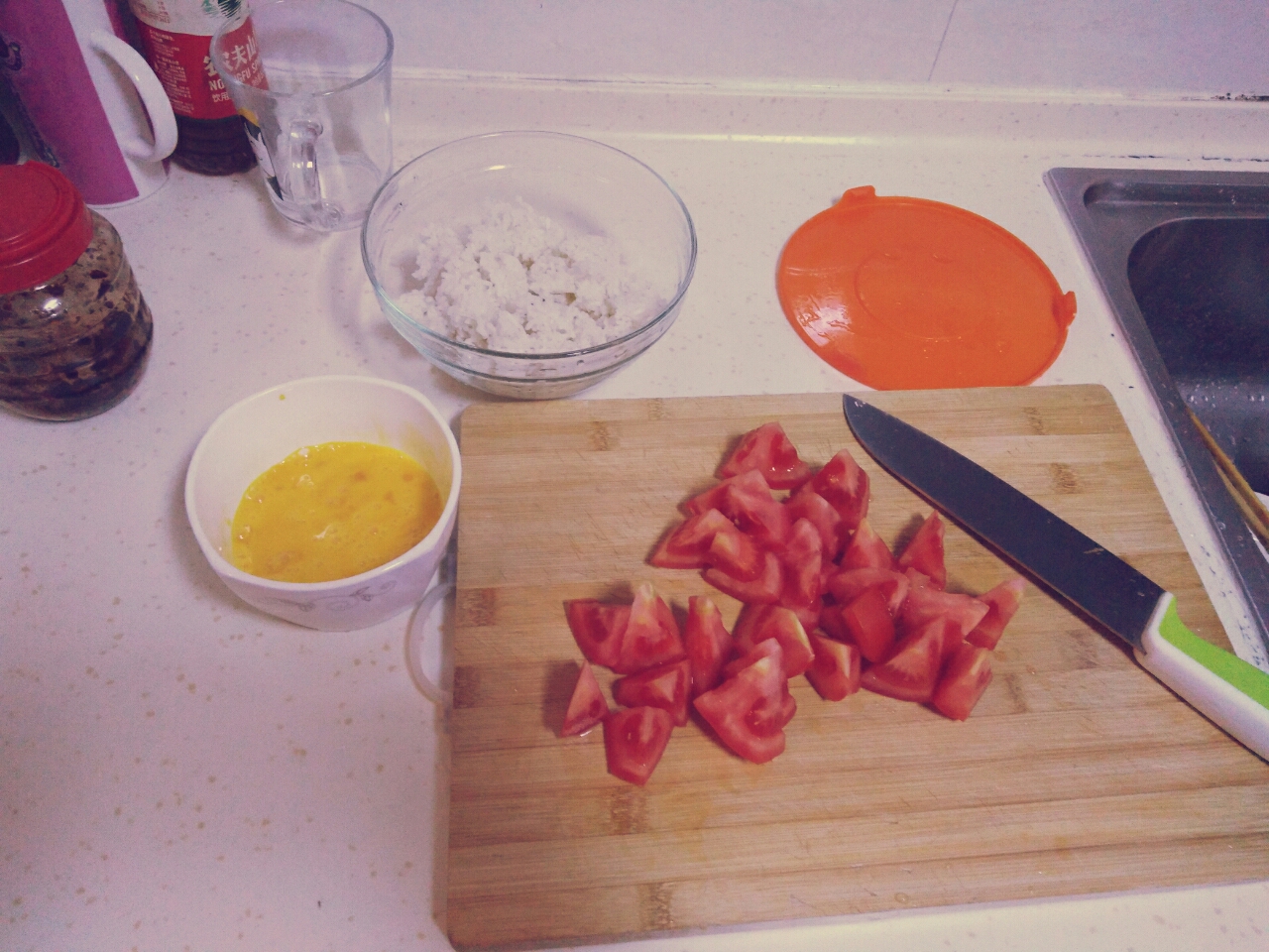 西红柿炒蛋焖饭的做法 步骤1