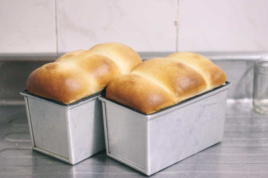 两条超级软的甜甜吐司