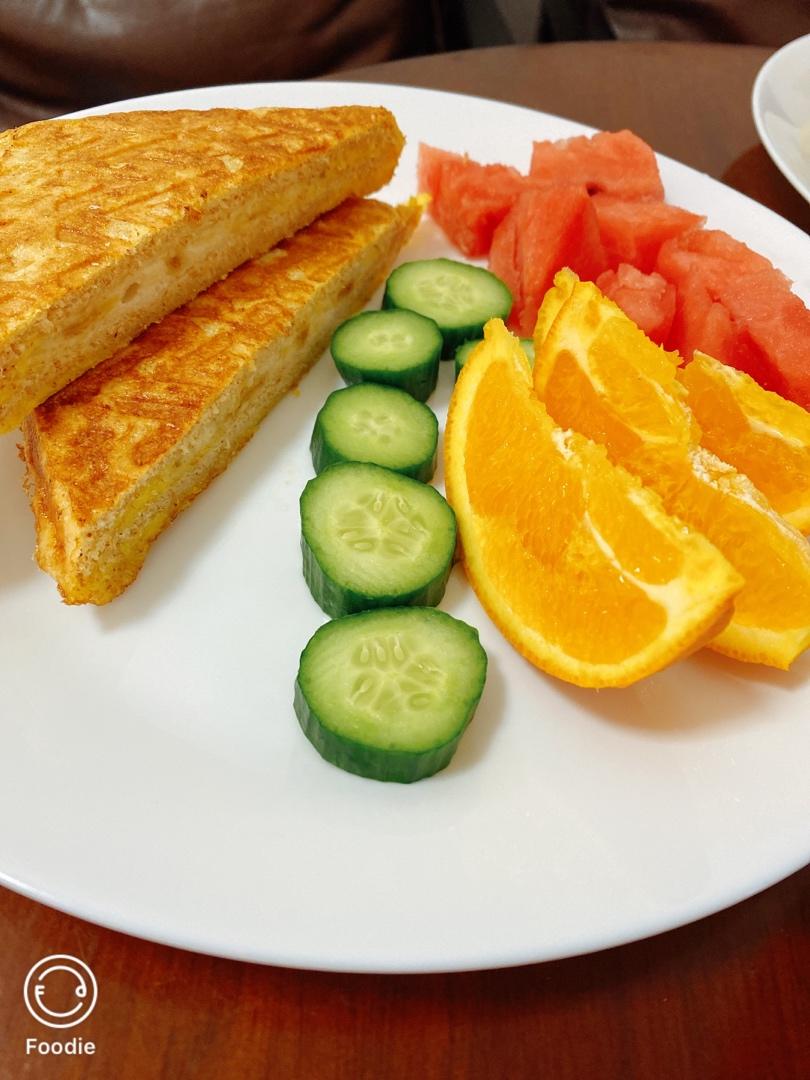 早餐吃吐司太单调？教你新做法，外酥里嫩，咬一口会爆浆