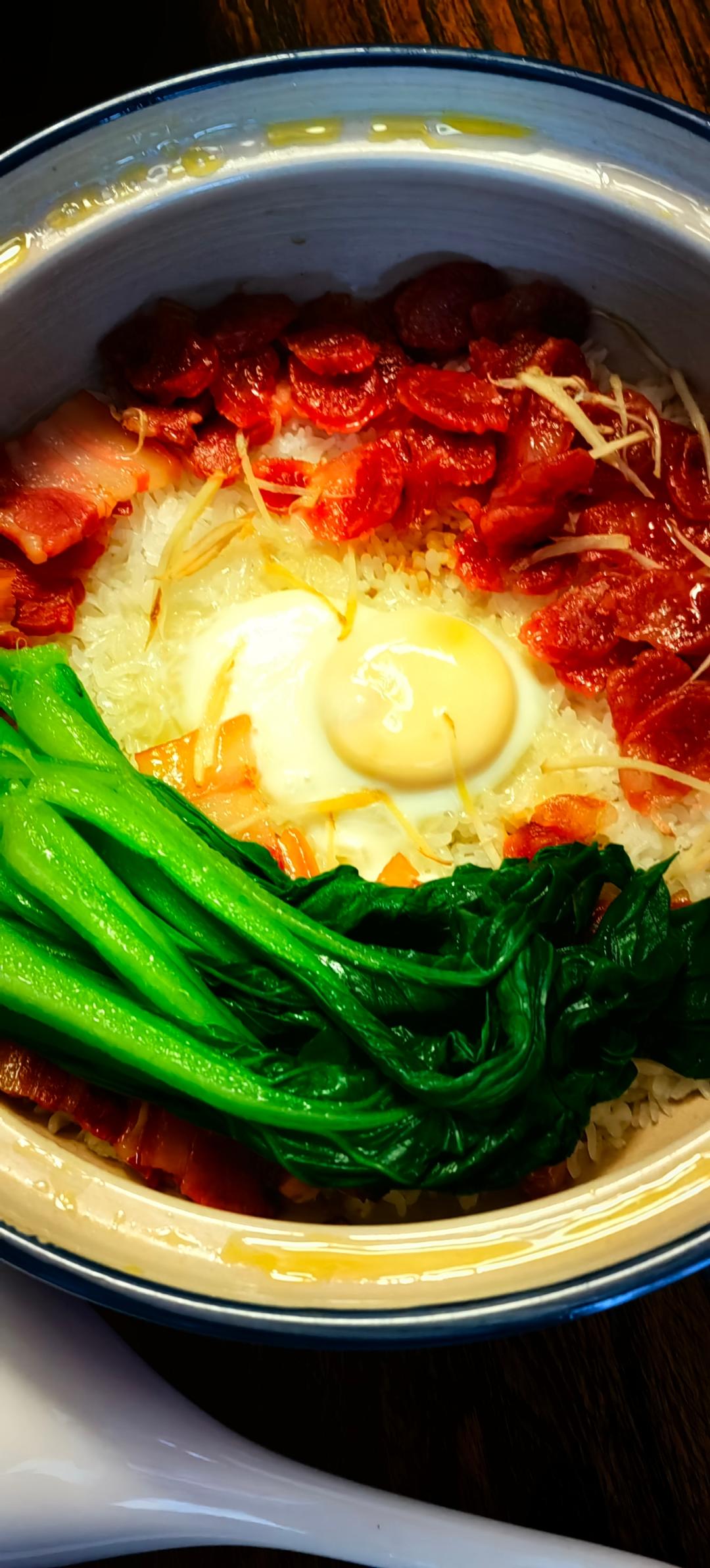 广式腊味煲仔饭