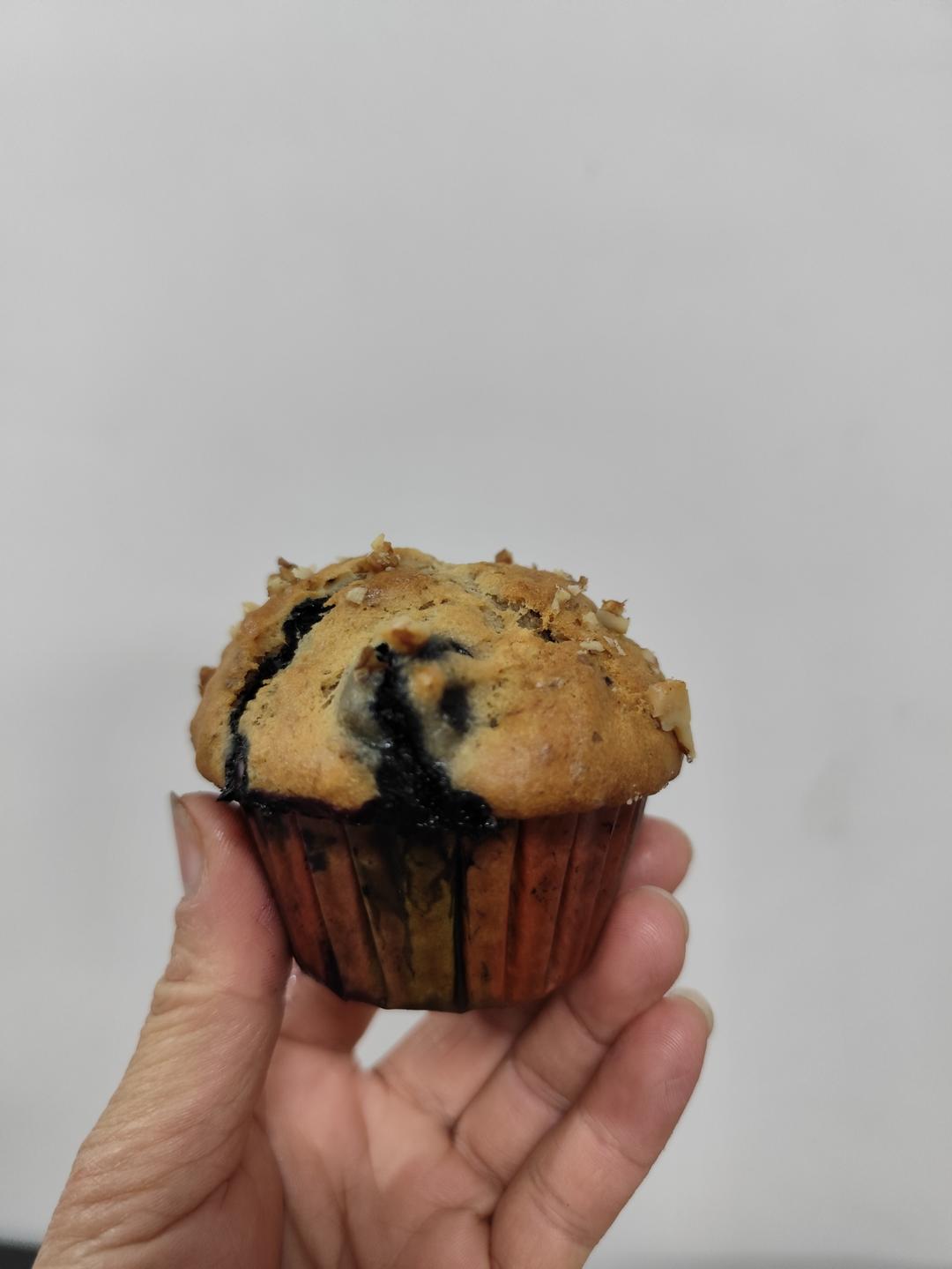 准备祖传的香蕉蓝莓玛芬蛋糕