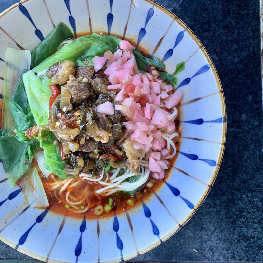 这一碗香辣酸菜牛肉面太美味！