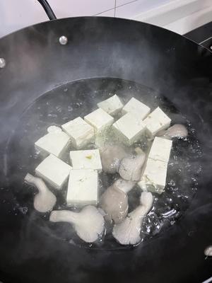 芦笋文蛤豆腐汤的做法 步骤5