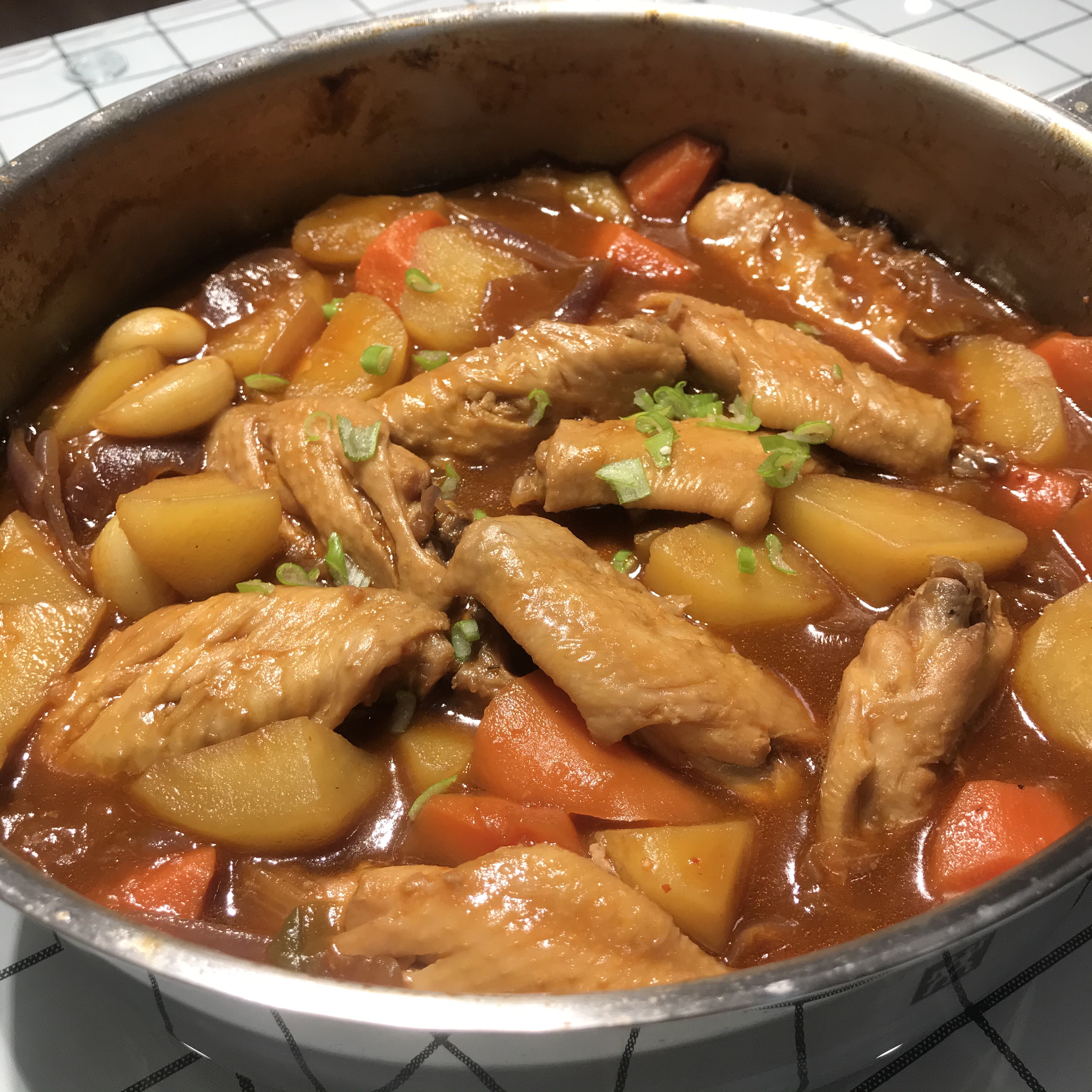 简单好味的鸡翅焖锅的做法