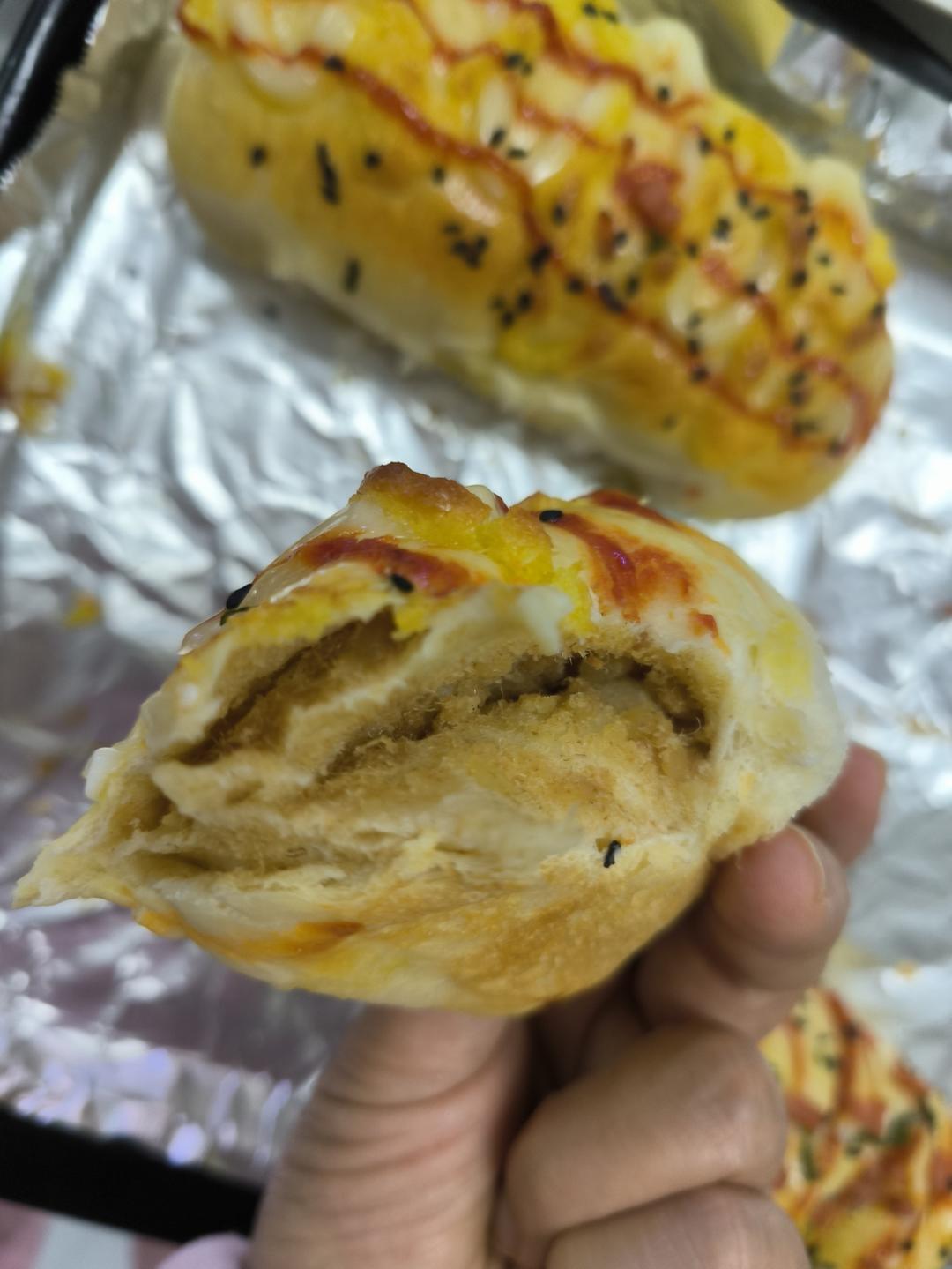 咸蛋黄肉松/香葱肉松软面包（两种口味）