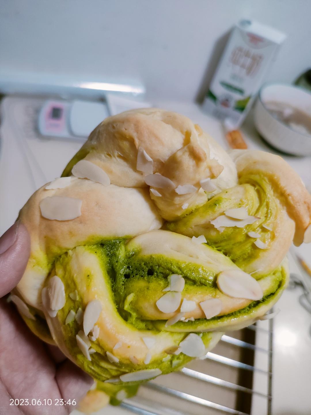 抹茶奶酥花环面包