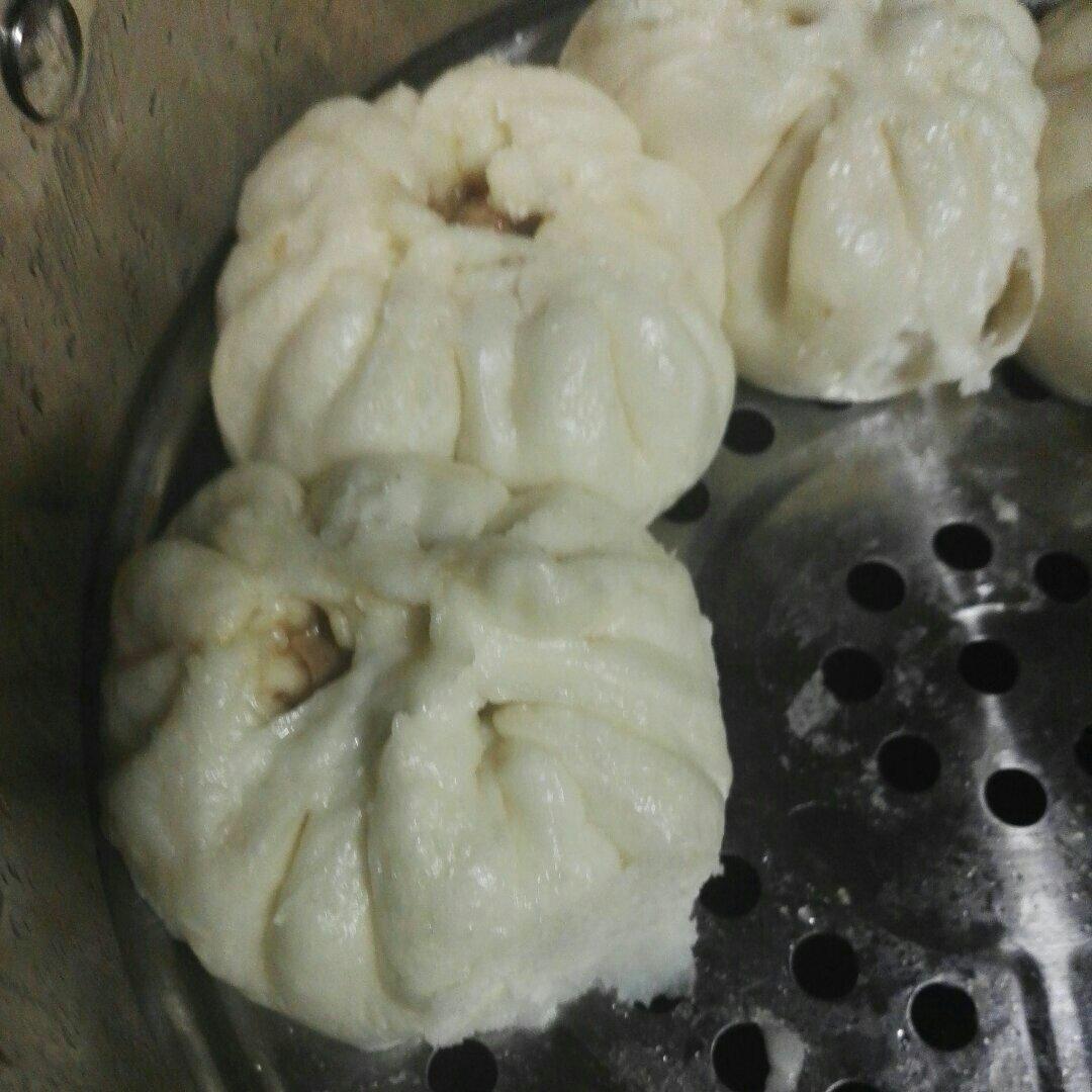 松软多汁的肉包子