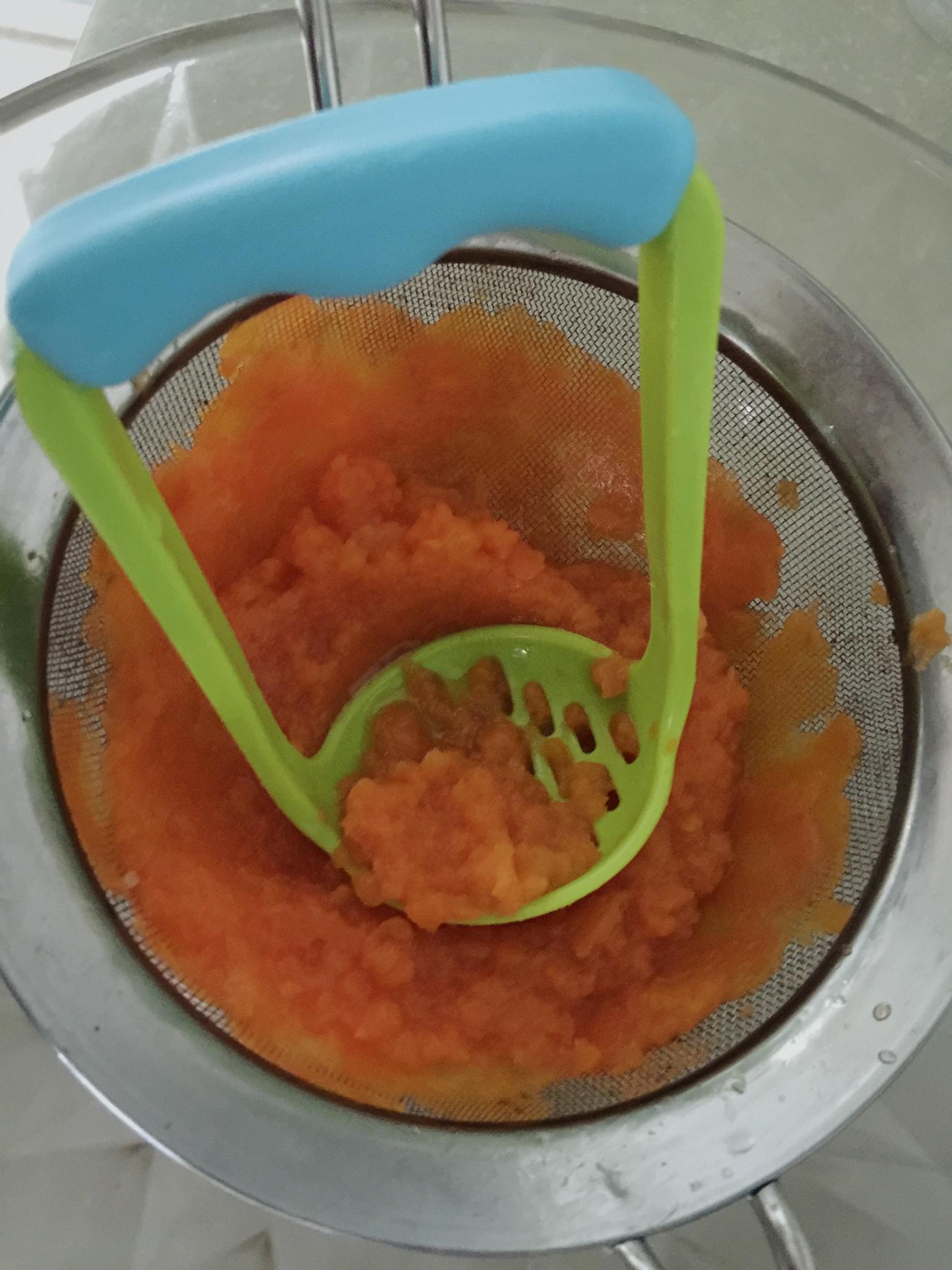 手动版面条机-胡萝卜面条 宝宝吃最合适的做法 步骤1