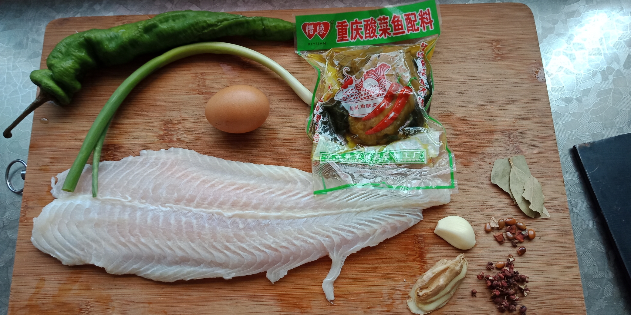 汤鲜鱼嫩，让你喝得一滴不剩的酸菜鱼的做法 步骤1