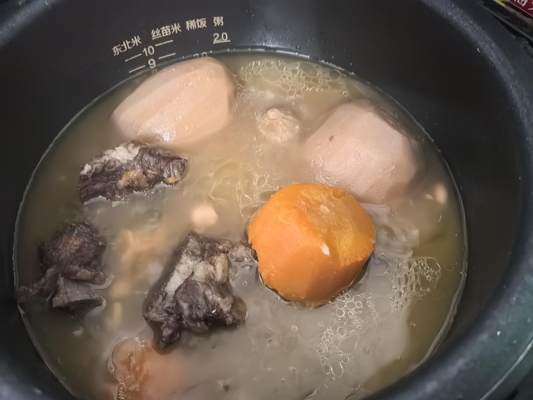 莲藕栗子猪骨汤的做法