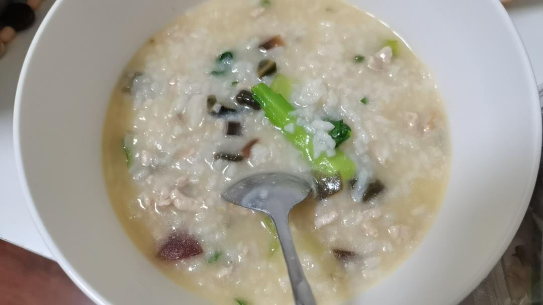 妈妈👩教我做的皮蛋瘦肉粥🥣简单快捷美味😋