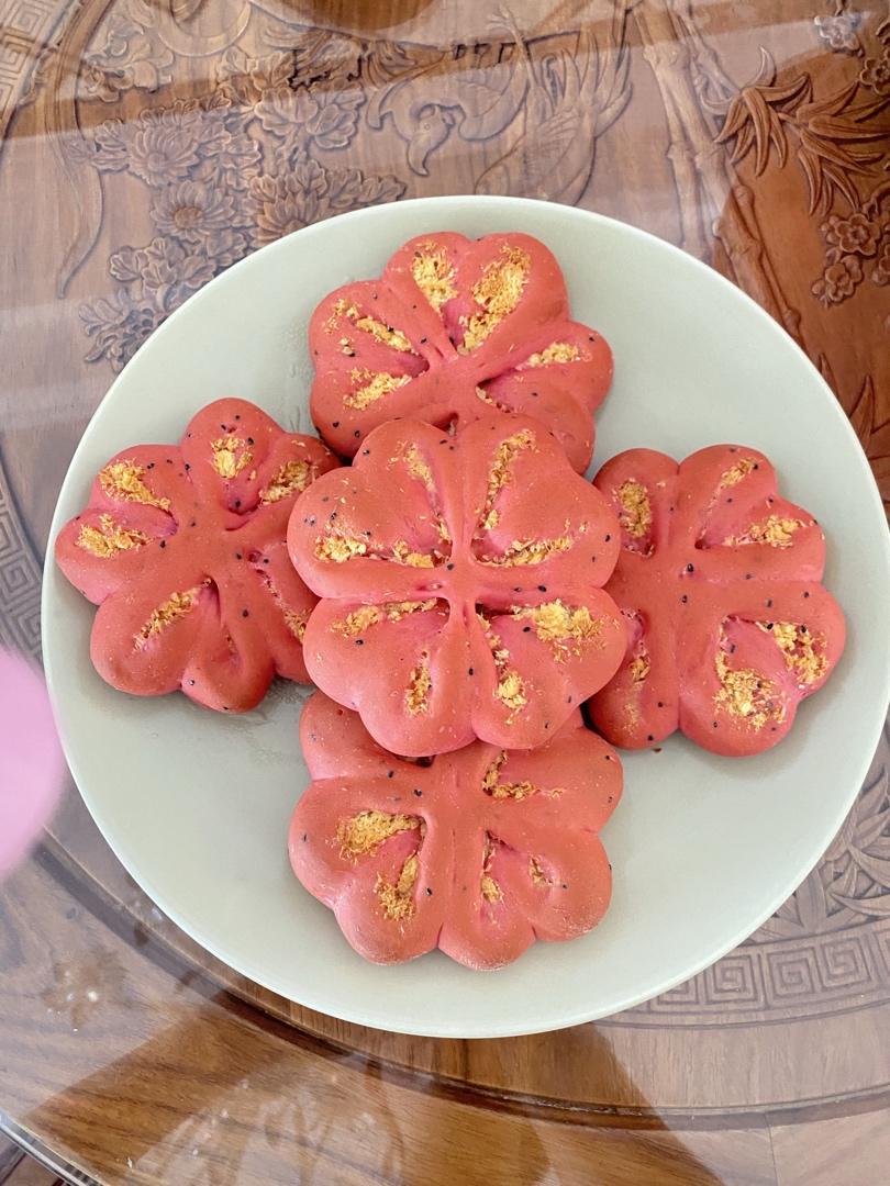 粉色四叶草椰蓉面包