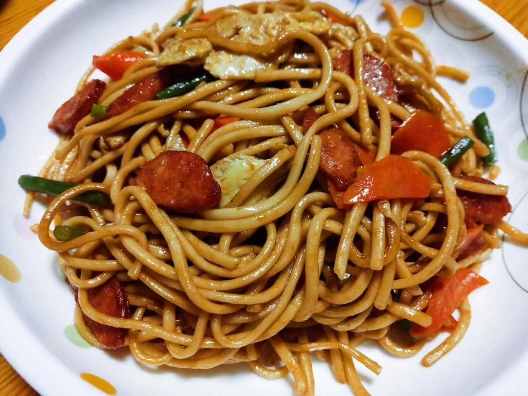 火腿黑胡椒炒鲜面，有菜有面有鸡蛋，营养走起来