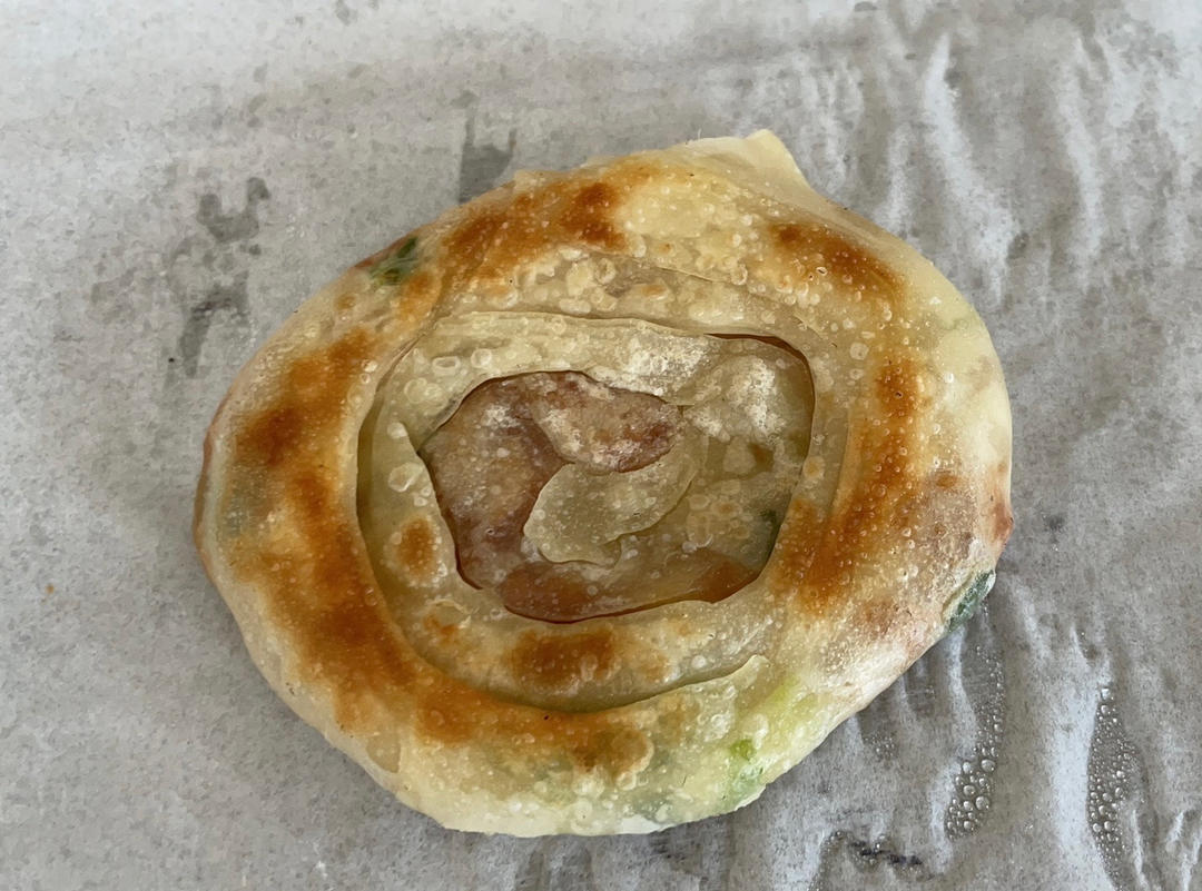 剩下的云吞皮做的葱油饼比外面卖的葱油饼还香！
