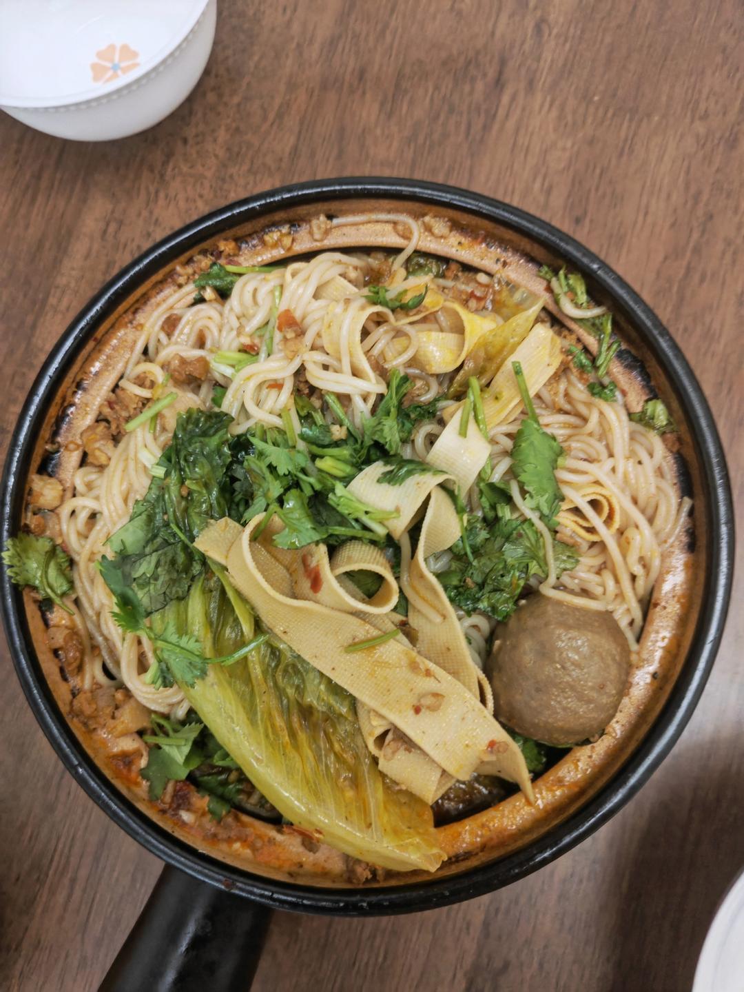 砂锅肉酱米线
