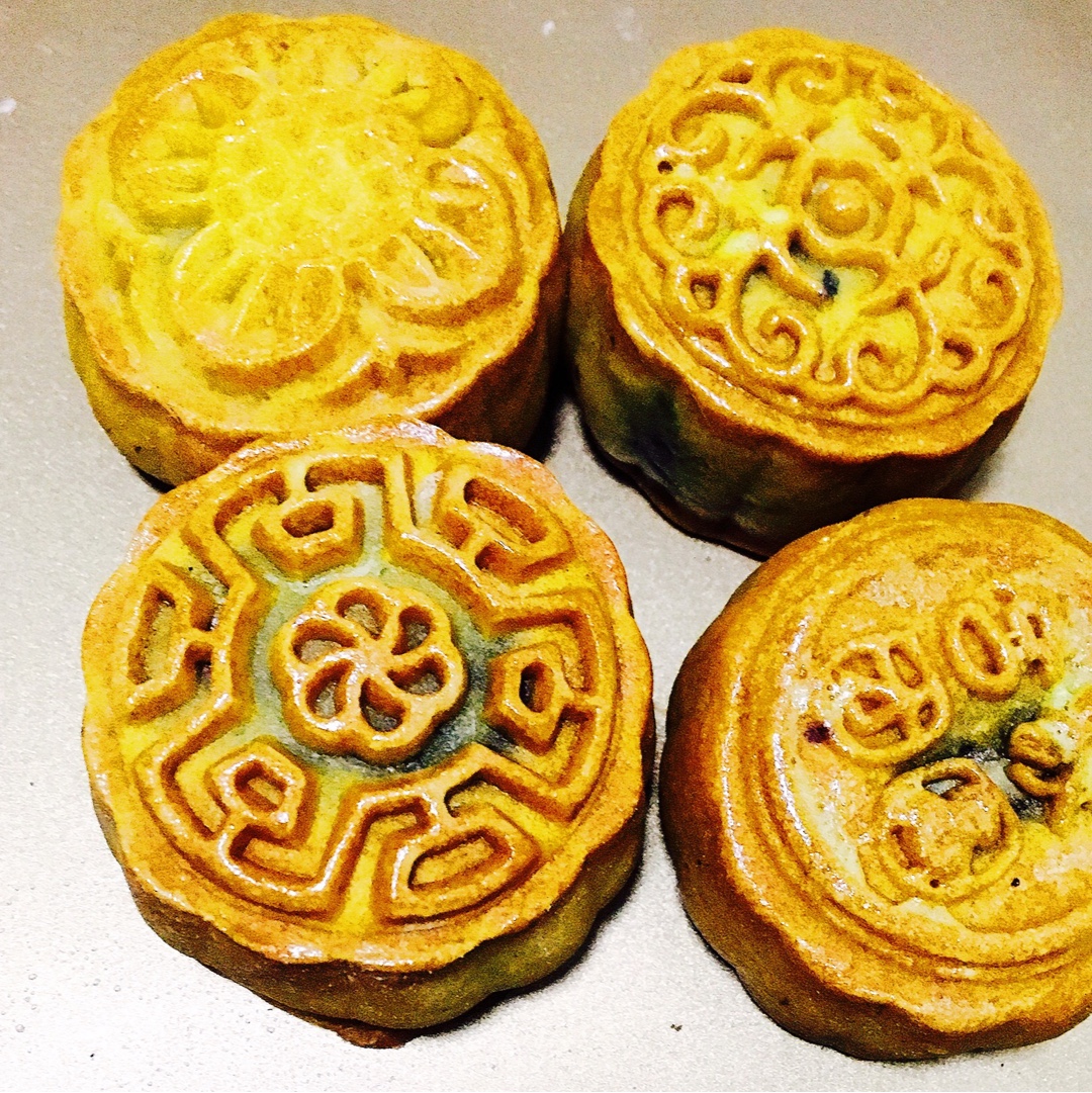 广式月饼－－蛋黄豆沙月饼