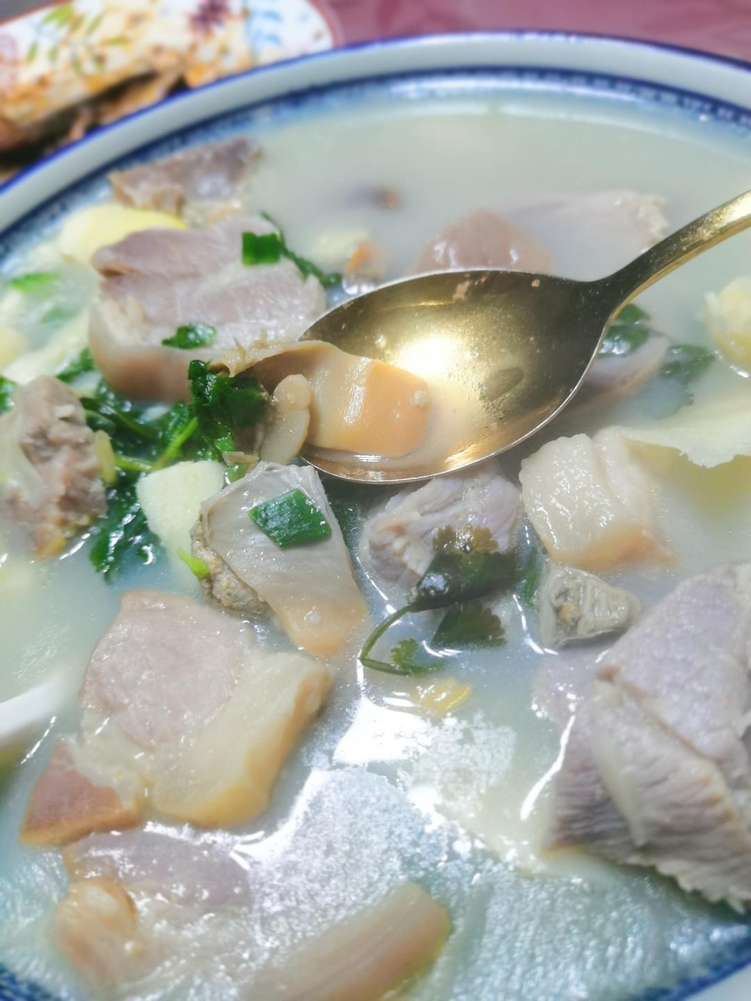 鲜掉眉毛，咸肉河蚌炖春笋