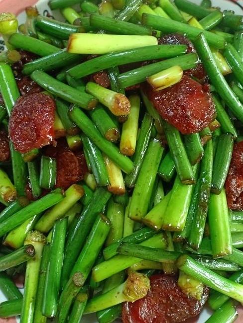 腊肠炒蒜苔的做法