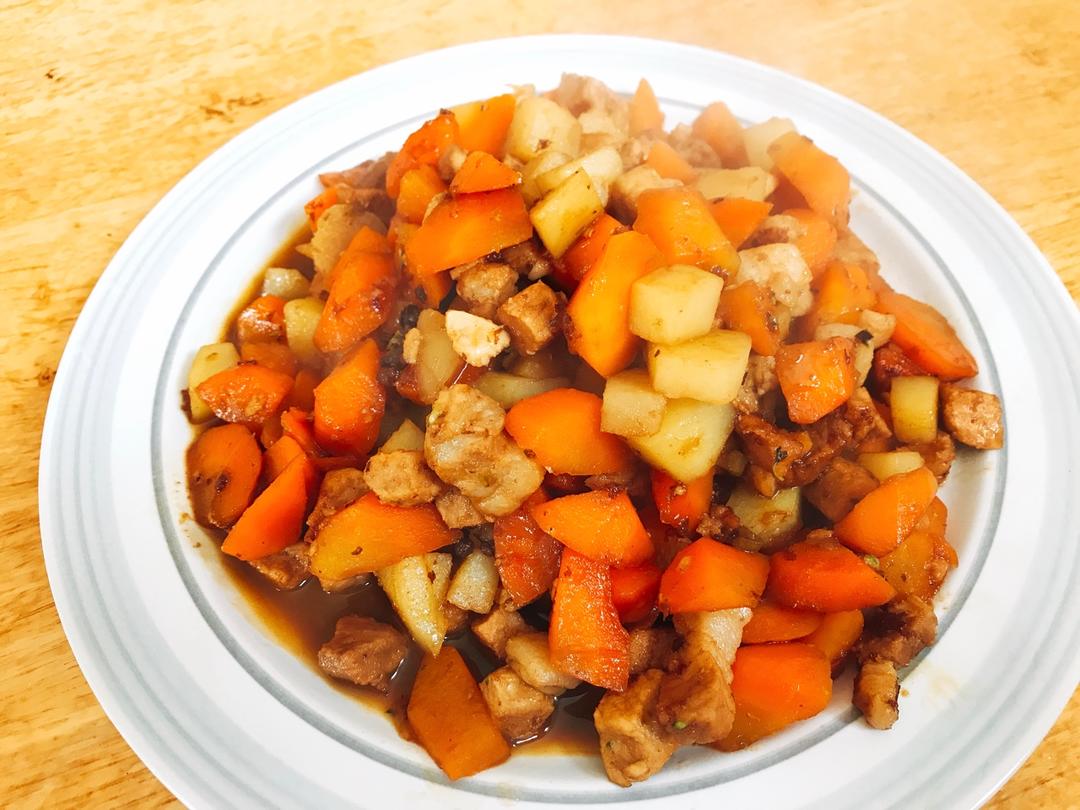 土豆胡萝卜炒肉丁