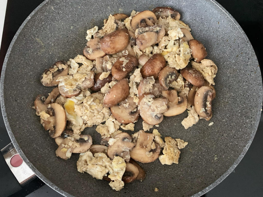 简单美味的白蘑菇炒鸡蛋