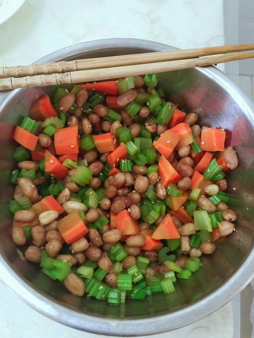 凉拌芹菜花生米胡萝卜