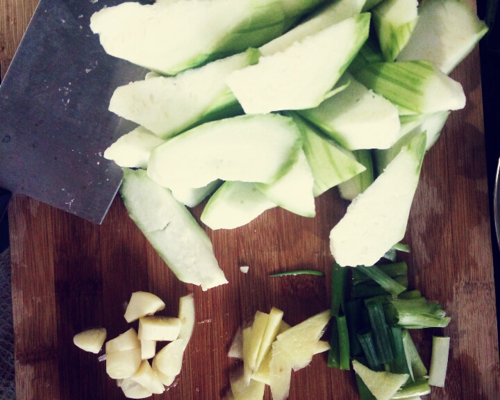 丝瓜酸菜挂面的做法 步骤2