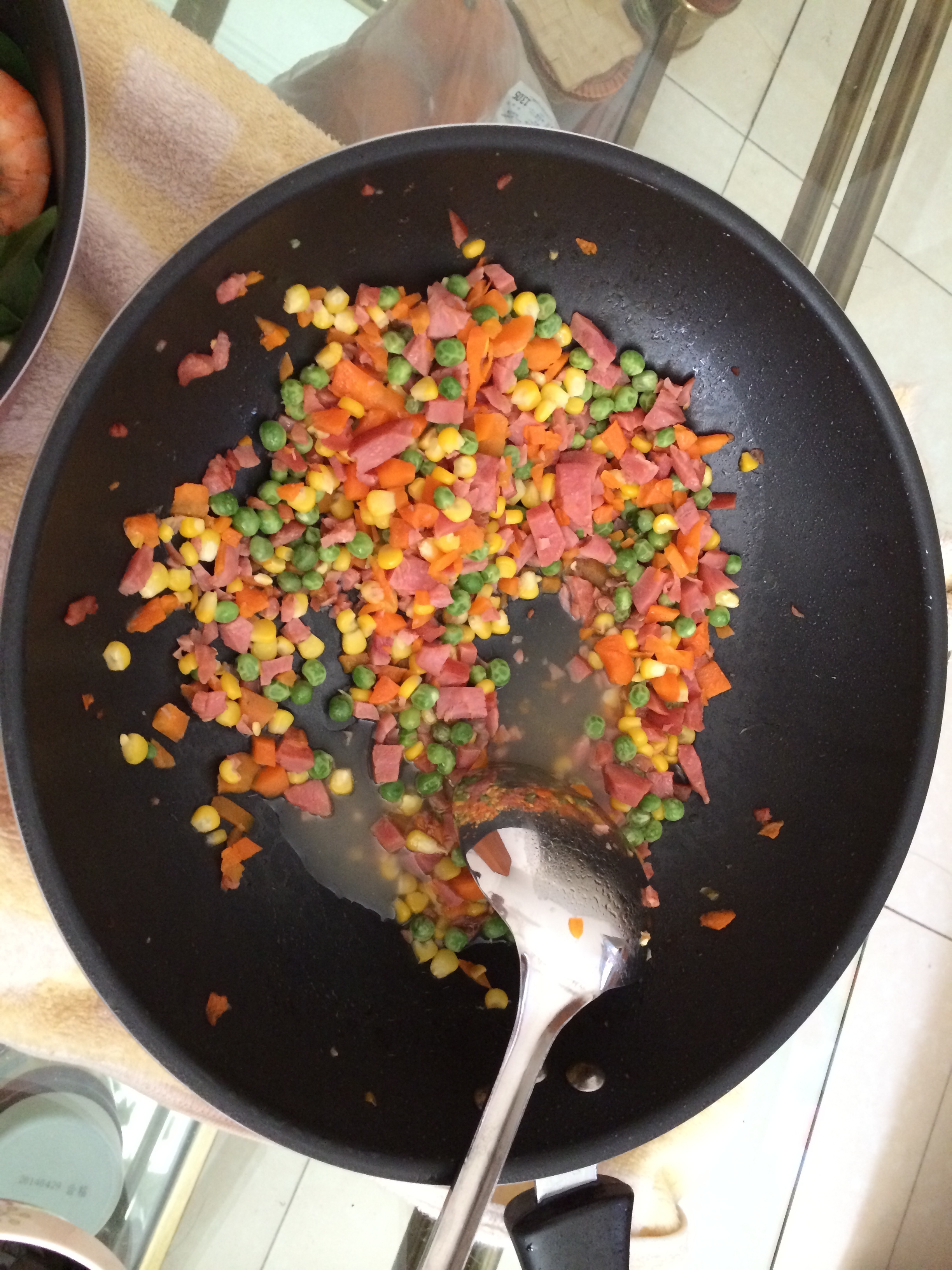 胡萝卜玉米豌豆炒火腿的做法