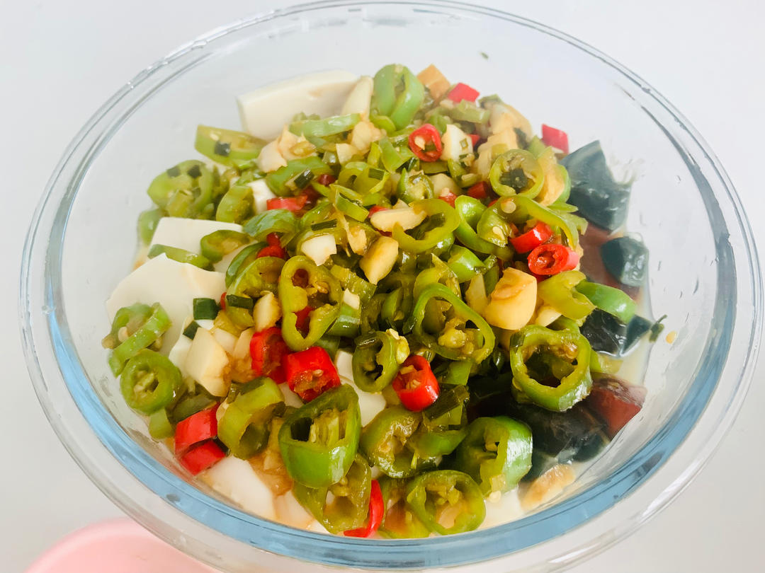 双椒拌皮蛋豆腐