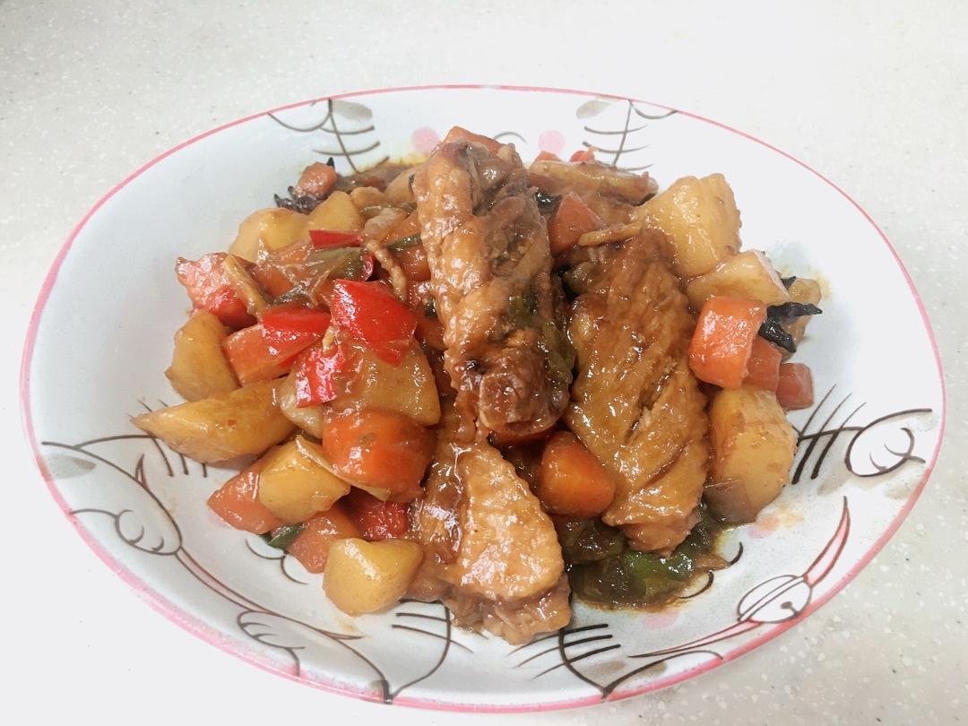 家常版红烧鸡翅土豆