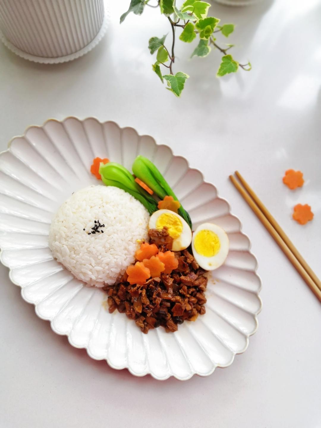 狂炫三大碗的卤肉饭