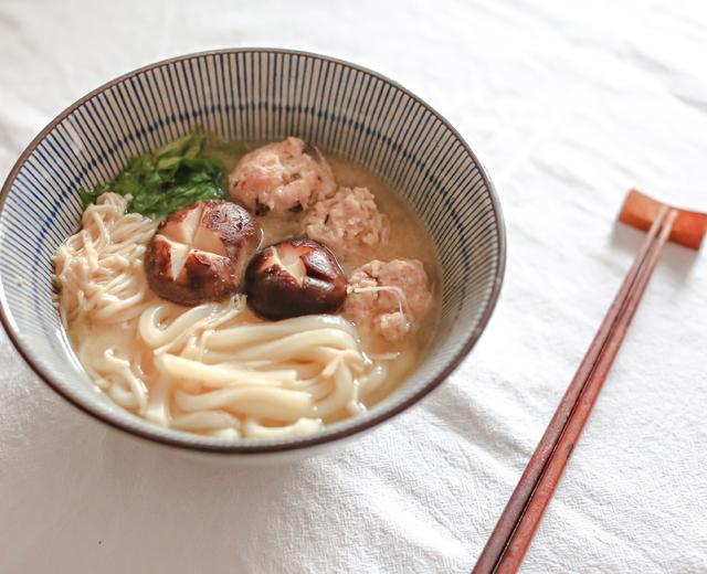 鸡肉丸子味增乌龙面的做法