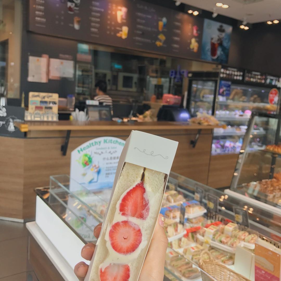 鲜草莓奶油三明治