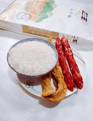 萝卜咸干腊肠饭+可爱趣味的雪人饭团的做法 步骤2