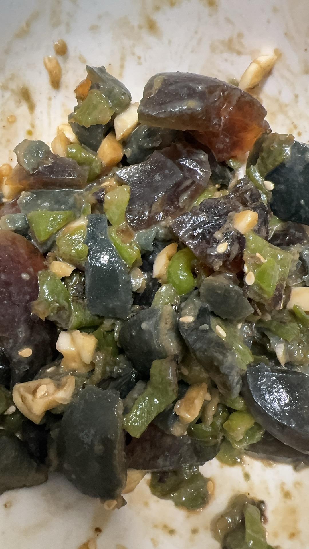三步搞定下饭神菜青椒擂皮蛋