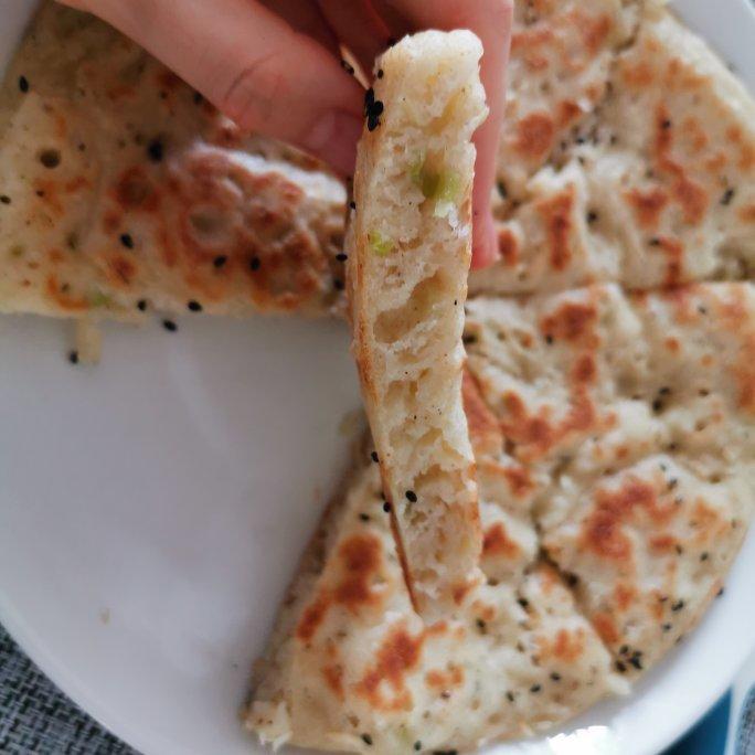 手不沾面，免揉发面香葱饼 暄软好吃快手的饼 只需要一双筷子和一口平底锅就能拥有