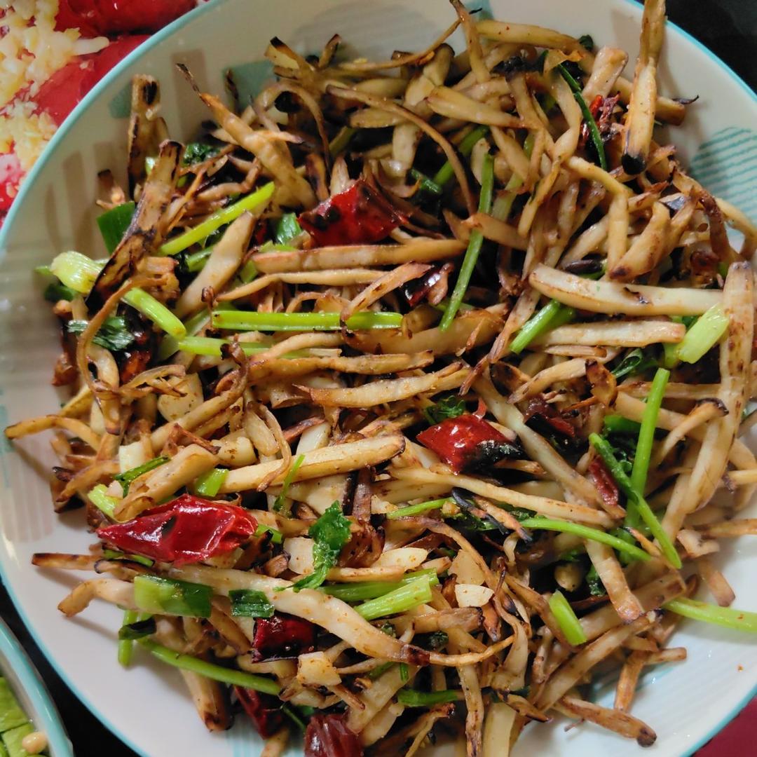 干煸杏鲍菇，筋道入味，越嚼越香。