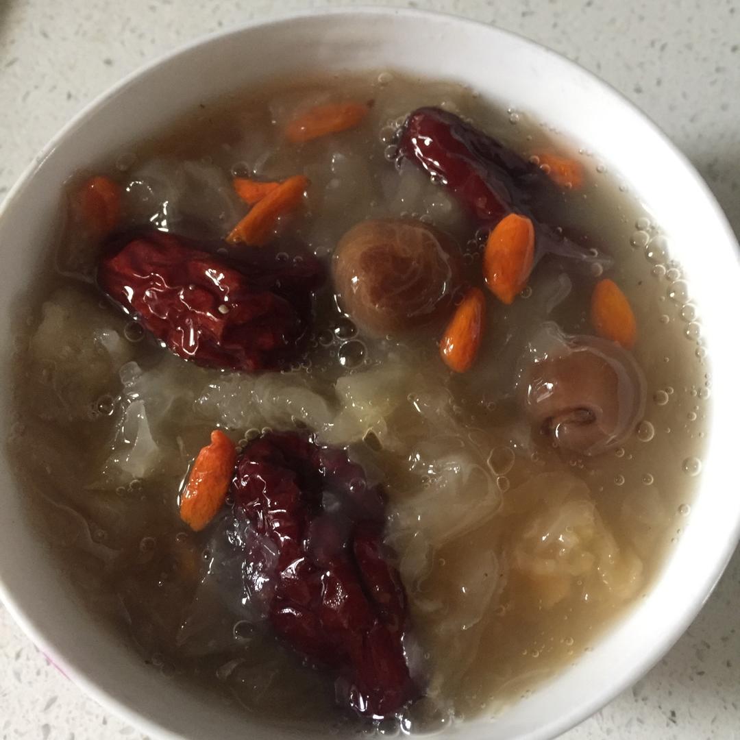 冰糖银耳红枣汤