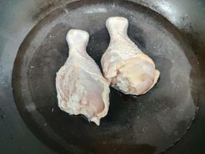 香菇炖鸡腿汤的做法 步骤3