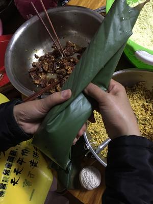 粽子的包法/广西的大粽子的做法 步骤7