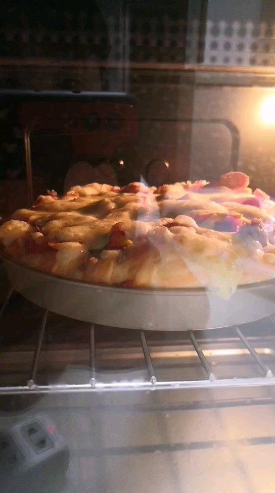 含宣软饼皮做法、自己在家也能做出馅料十足、超拉丝的美味诱人披萨