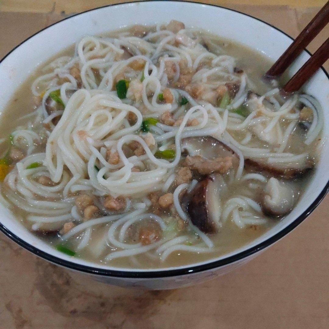 今日食谱：香菇肉丝面