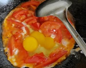 西红柿炒鸡蛋，这么做，宝宝超爱吃的做法 步骤2