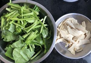 菠菜炒千张（豆腐皮）的做法 步骤1