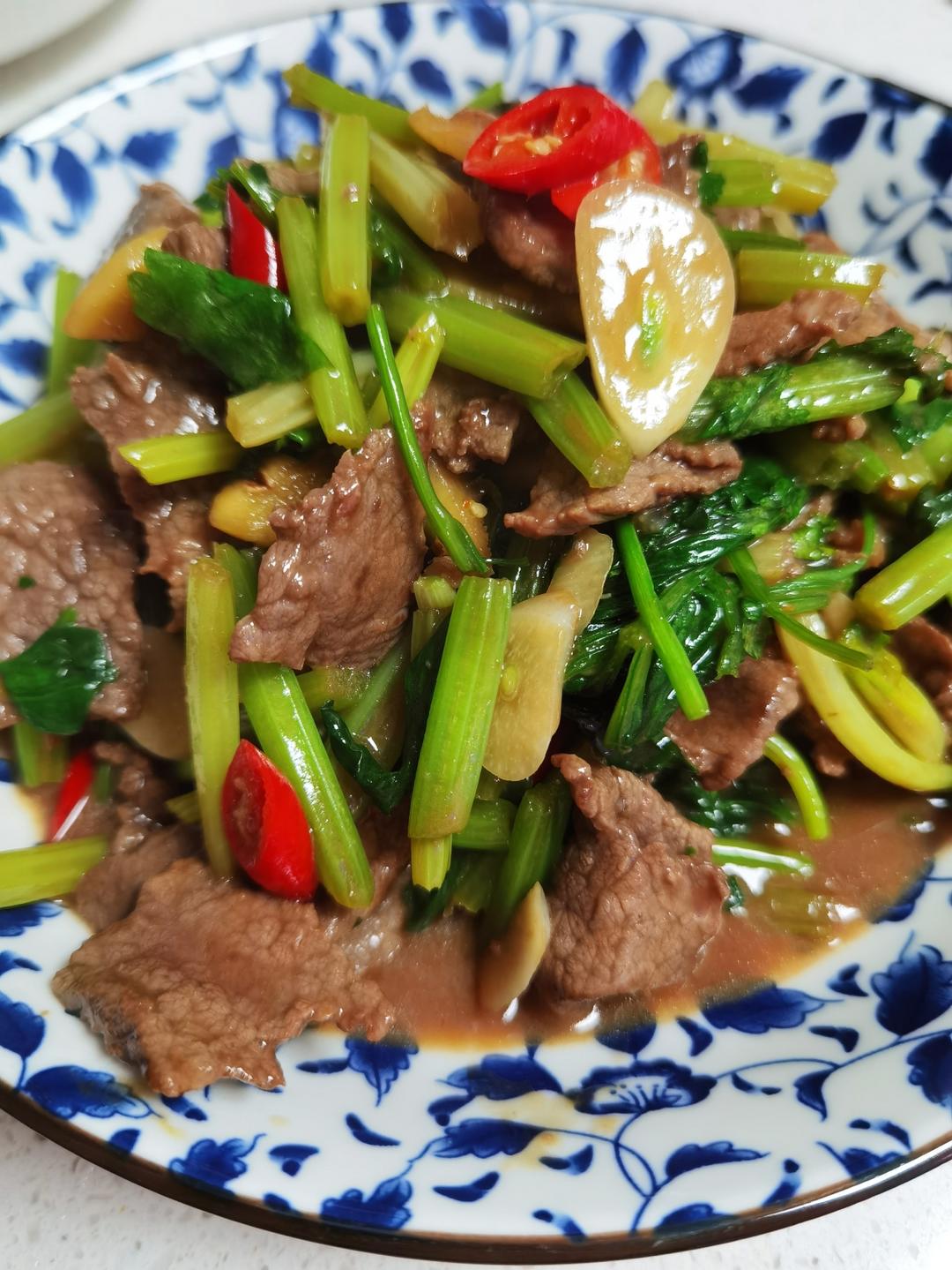 好吃到邻居敲门蹭饭的芹菜炒牛肉！