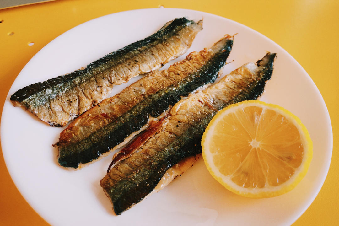 不放油煎巨香秋刀鱼