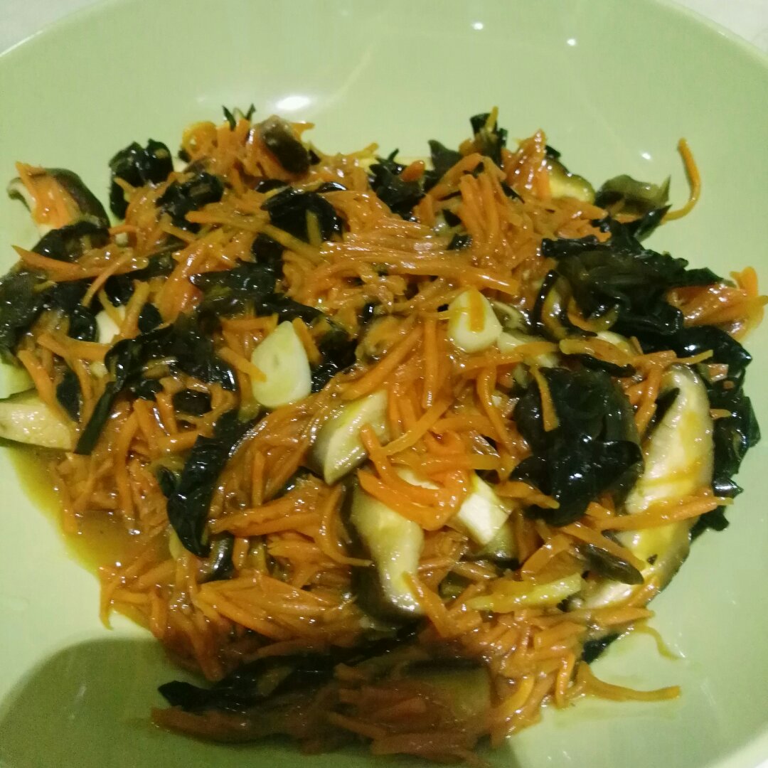 胡萝卜香菇炒木耳